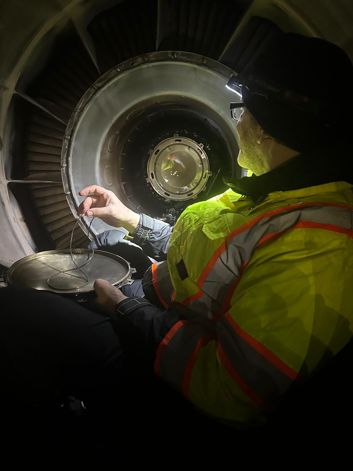 NDT fluorescent penetrant UV inspection — AERODINAMIX